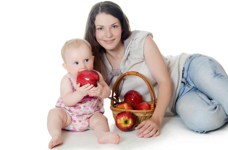 Мать и ребенок с яблоками