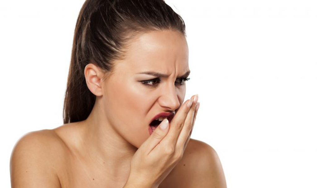 Неприятным сопутствующим симптомом может быть запах изо рта