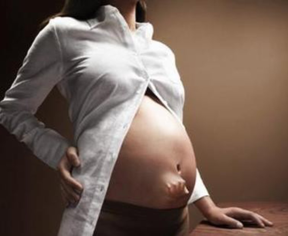 Первые шевеления при беременности форум. Беременность. Беременные женщины. Ребёнок толкаеться в животе.