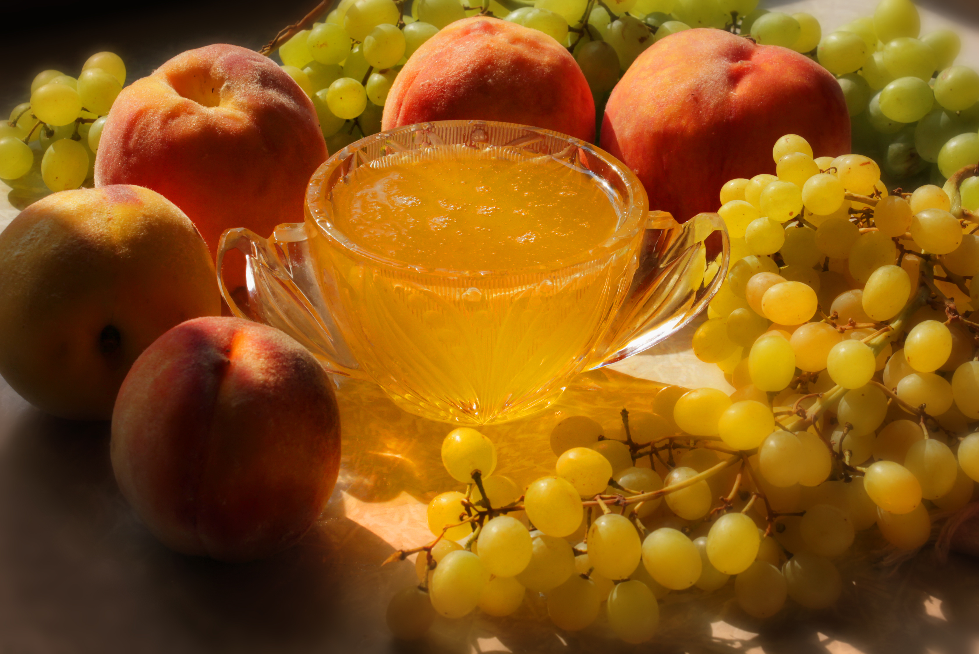 Фруктоза в яблоках. Фруктоза. Мед и фрукты. Фруктоза в фруктах. Медовый с фруктами.