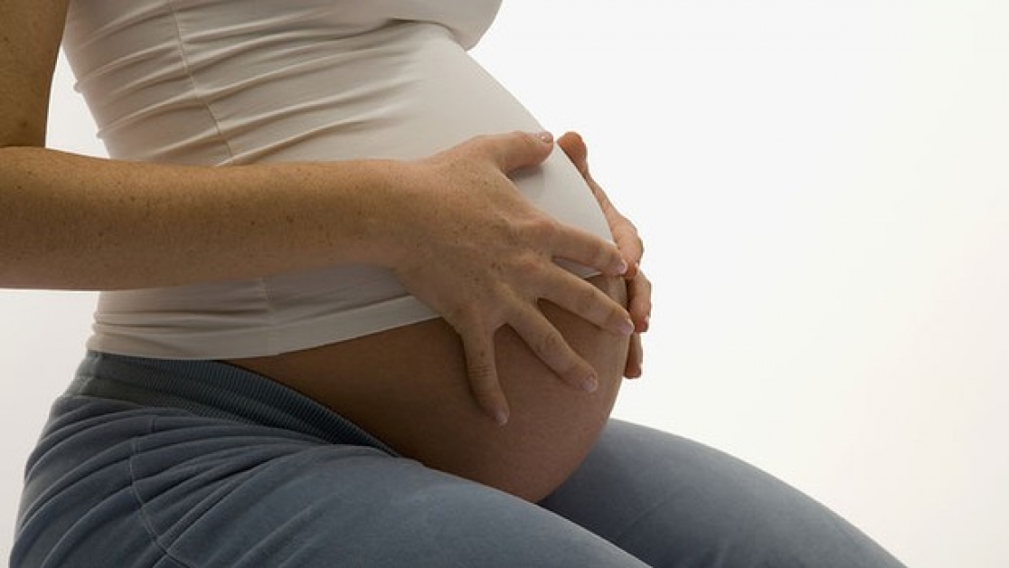 36 неделя беременности болит низ живота. Схватки у беременных. Беременна болит живот. Беременной давят на живот.