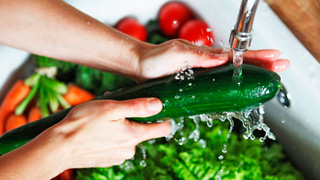 мытьё сырых овощей — профилактика пищевого отравления