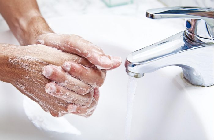 тщательно мыть руки с мылом