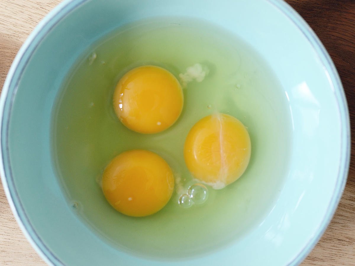 Пить домашние яйца. Сырое яйцо. Белок сырого яйца. Сырое куриное яйцо.