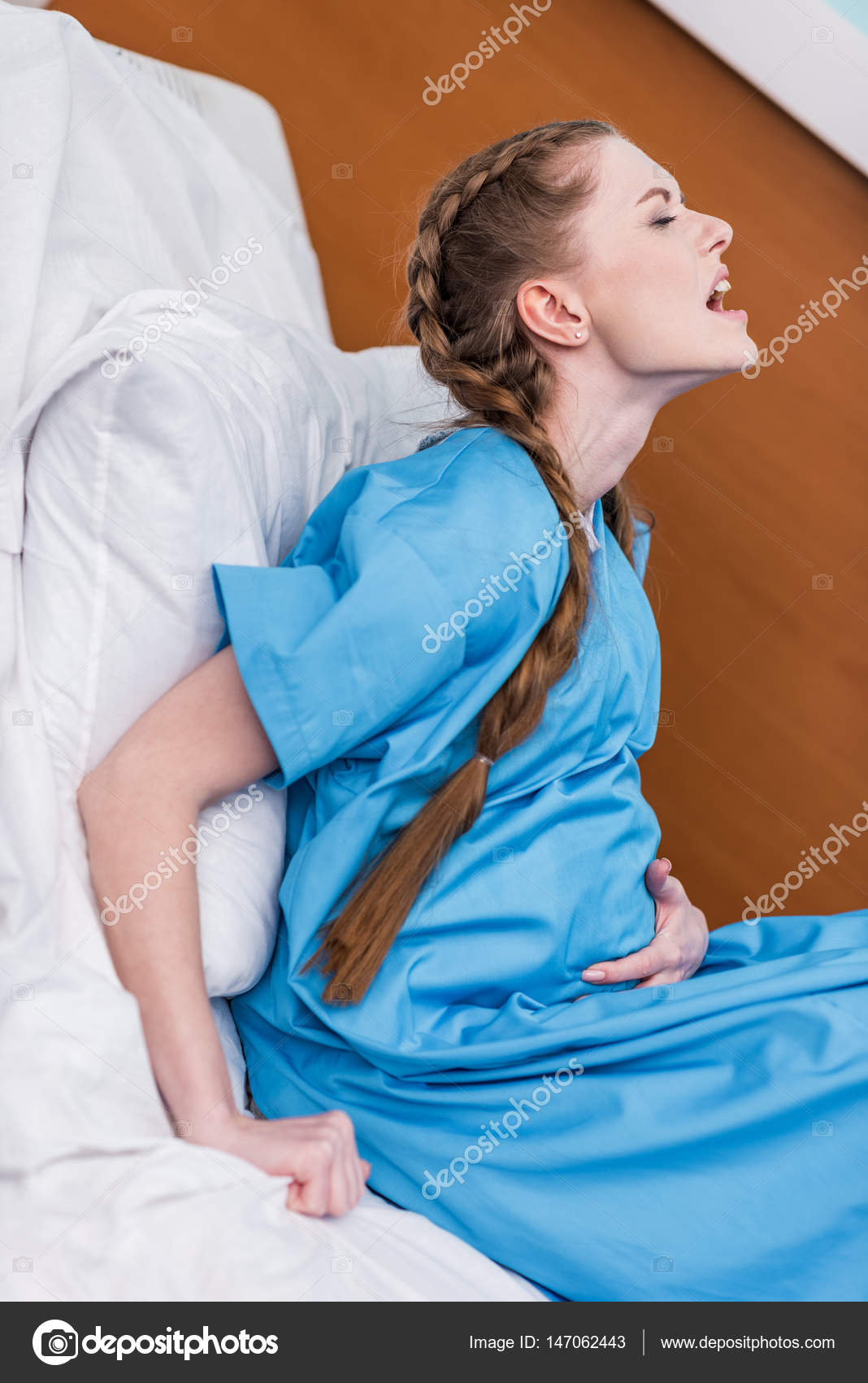 Сильный живот в больнице. Беременные женщины схватки. Фотосессия перед родами.
