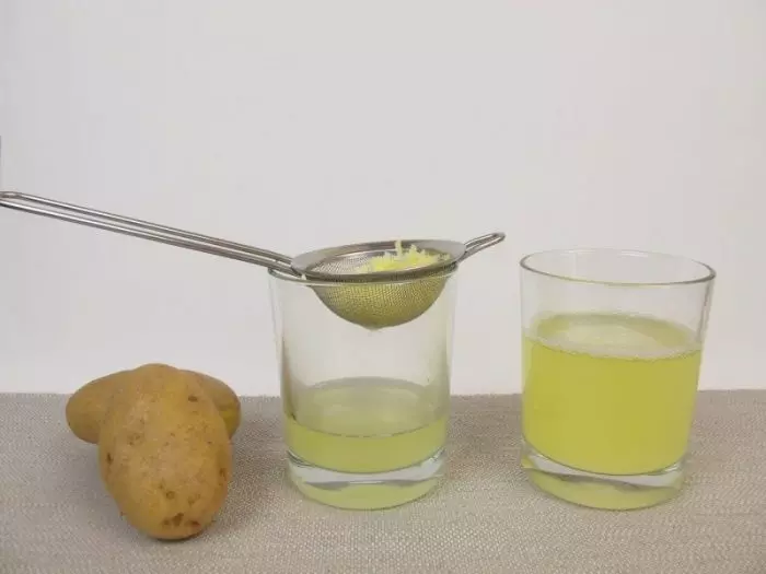 Процеживаем сок из картофеля