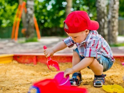 Ребенок играет в песочнице